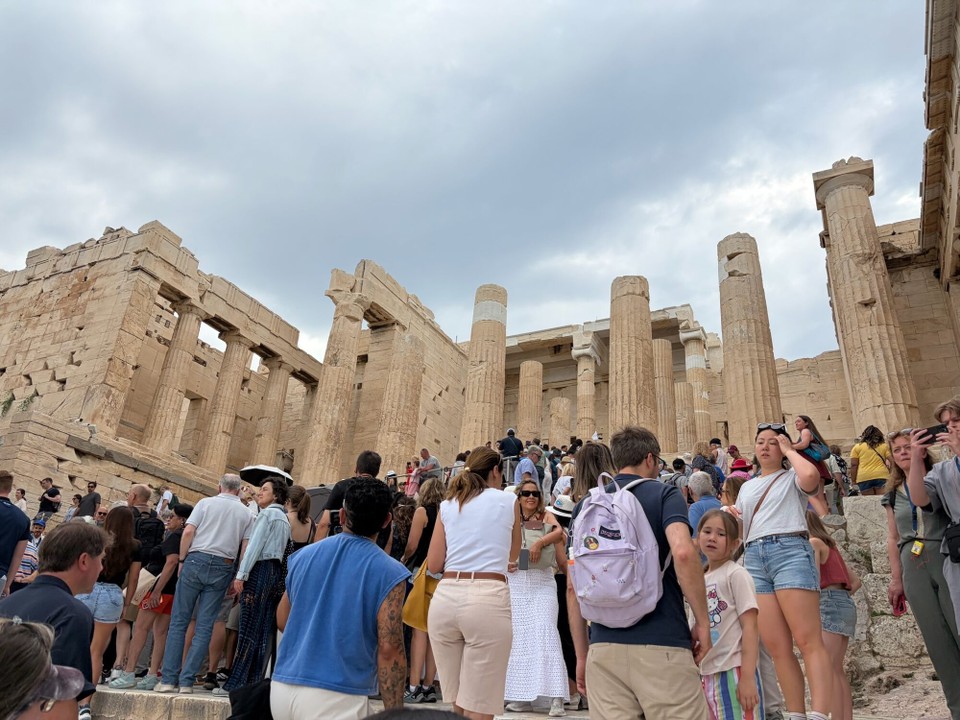 Griechenland - Athen - Zusammen mit vielen anderen Touristen ging es dann durch das Eingangstor.