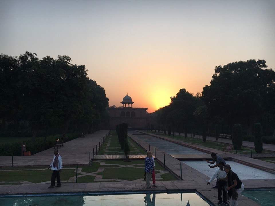 Indien - Agra - Am nächsten Morgen (5.30 Uhr): wir stürmen das Taj 
