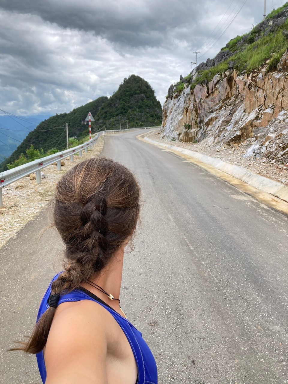 Vietnam - Yen Minh - Ein bisschen zu Fuß die Straße entlang, weil eins der Motorräder einen Platten hat 🙈