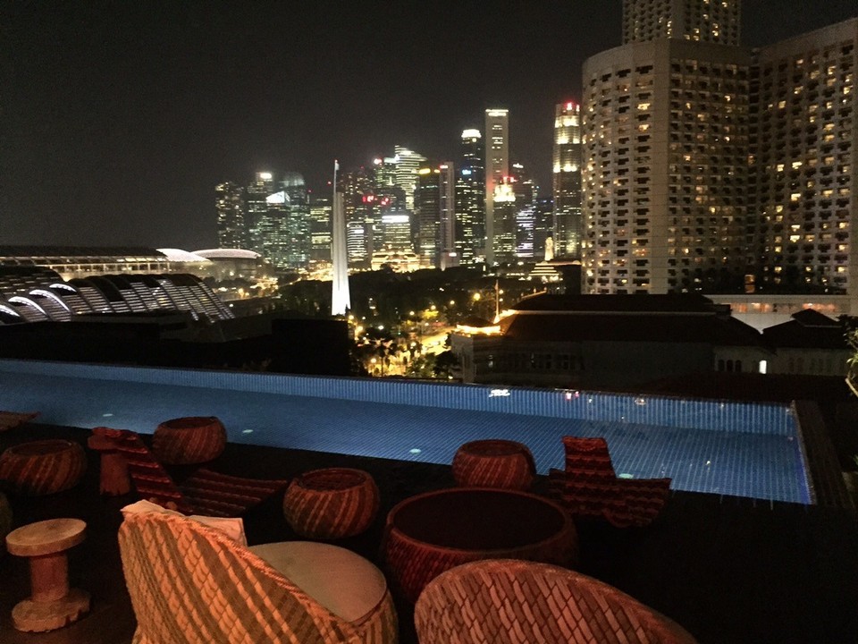 Singapur - Singapur - Pool Naumi Hotel bei Nacht