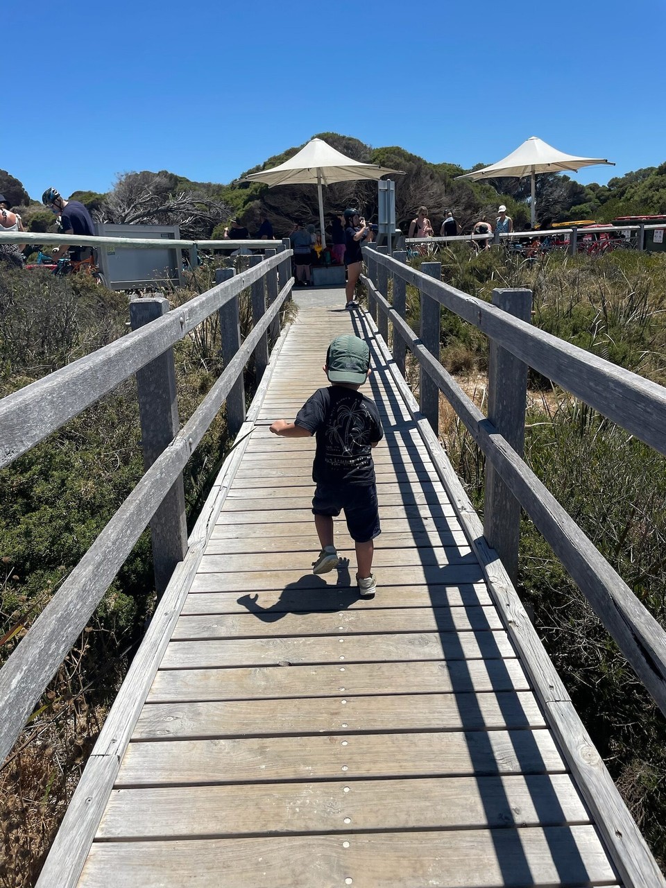 Australien - Rottnest - Auf Rottnest angekommen, sind wir mit einem Hop-On, Hop-Off Bus einmal um die Insel gefahren…