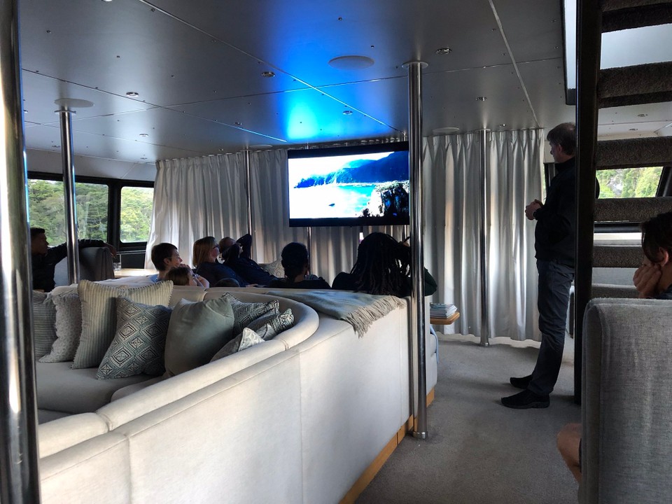 Neuseeland - Milford Sound - Nach dem Essen gibt es einen Film mit Aufnahmen des Unterwasser-Roboters und der Drohne von der Jacht.
