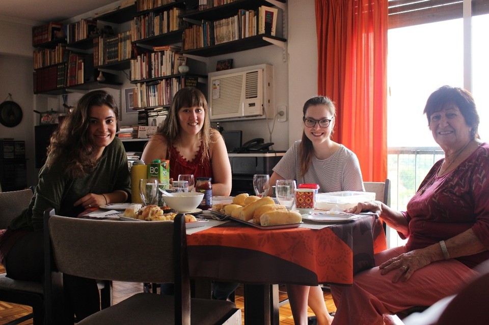 Argentinien - Buenos Aires - Meine Mitbewohnerinnen hier in Buenos Aires und ich bei unserem traditionellen gemeinsamen Sonntagsfrühstück. Von rechts nach links:
Eva: unsere Vermieterin.
Melanie: leider ist ihre Zeit hier schon rum :(
Jana: Sie bleibt mir erhalten bis Juni :D
