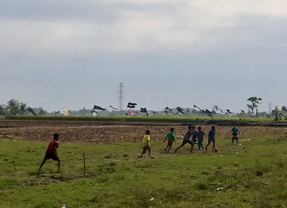 Indonesien - Jembrana - Auch hier: Fußball auf der Dorfwiese