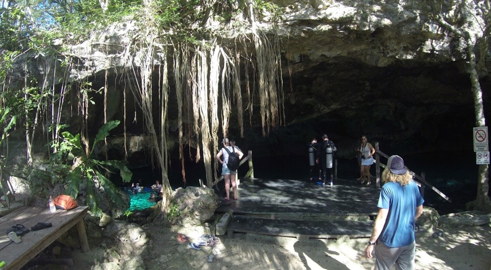 Mexiko - Dos Ojos Cenote - So sieht's von außen aus.