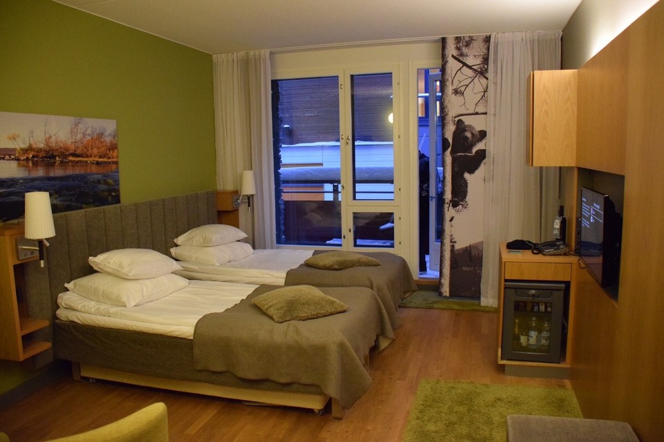 Finnland - Sirkka - Zurück in Levi haben wir jetzt ein Hotelzimmer mit Balkon, da konnte ich erst einmal Schneefegen wie zu Hause, Hurra 