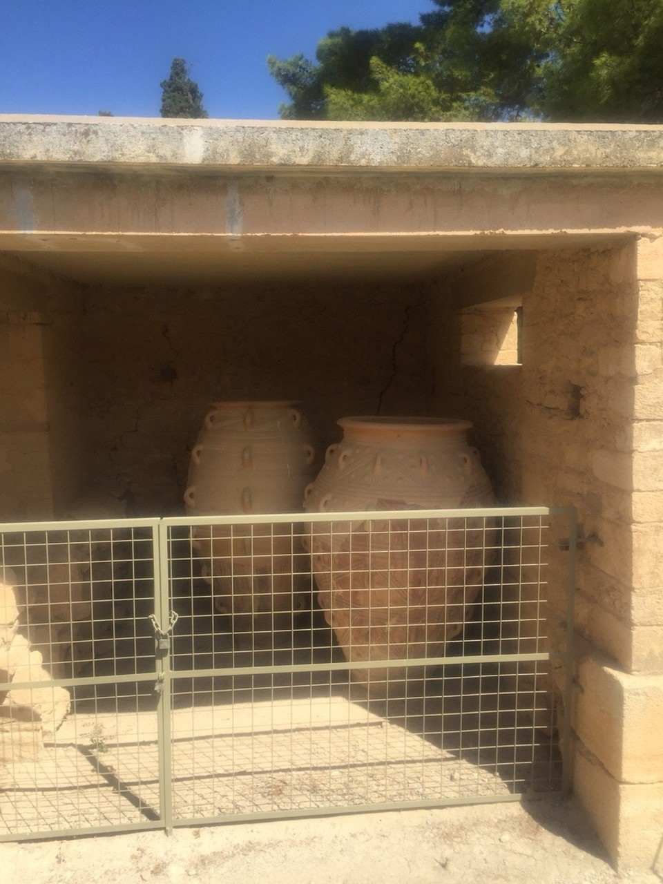 Griechenland - Chania - antike Tonvasen