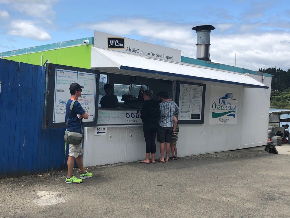 Neuseeland - Ohope - Mittagessen bei der Ohiwa Oysterfarm. Alles schmeckte gut - ausser die Austern. Kein Witz...