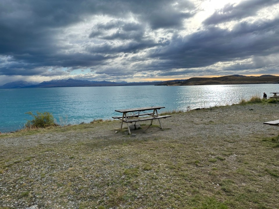 Neuseeland - Pukaki - Gleich nach dem aufstehen gibts ein kurzes Bad im Pukaki See mit nebligem Blick auf den Mount Cook.
