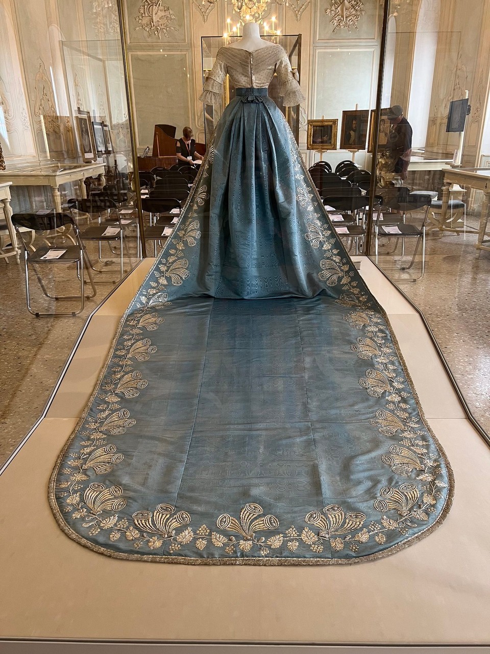 Italien - Parma - Im Museum „Maria Luigia“ besuchten wir das erste Konzert. Beim ersten Rundgang durchs Museum hat es mir dieses Kleid „angetan“