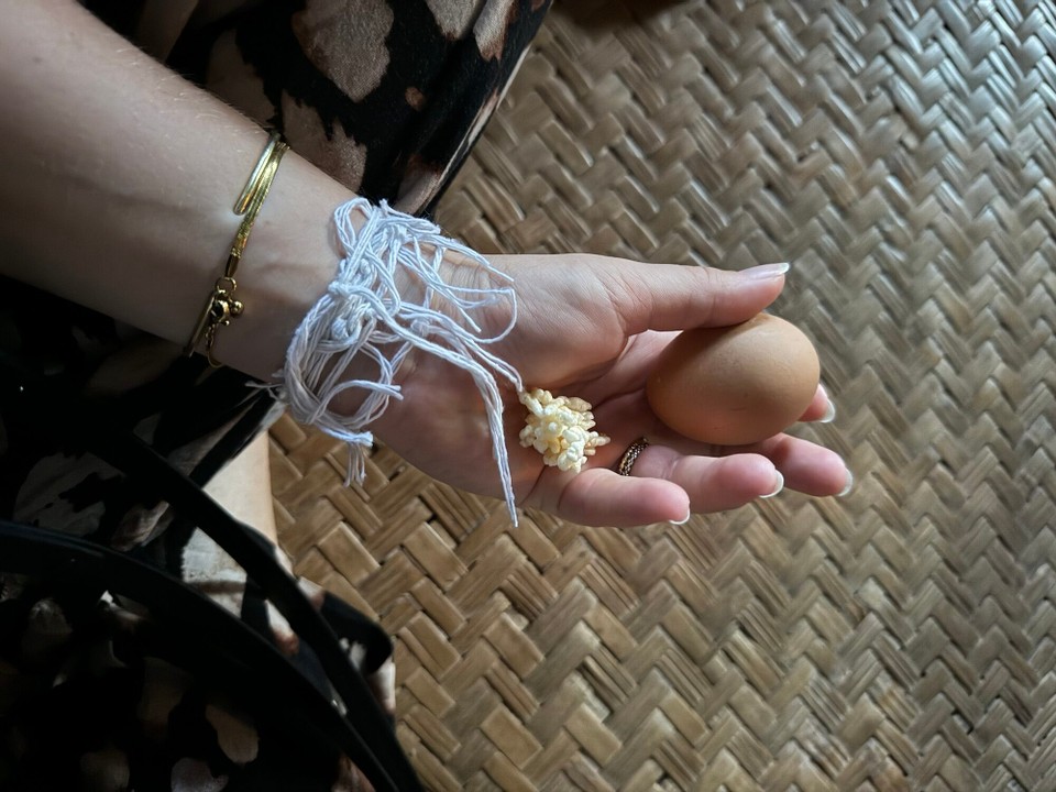 Laos - Nga - Zum Baci gehört neben dem Segen vom Dorfrat (Armbändeli) auch der Verzerr vom Reiscrackern, einem Ei und Schnaps 