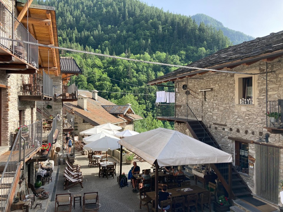 Italien - Marmora - Hier im Hof haben wir schon vor 16 Jahren mit Toni gesessen 