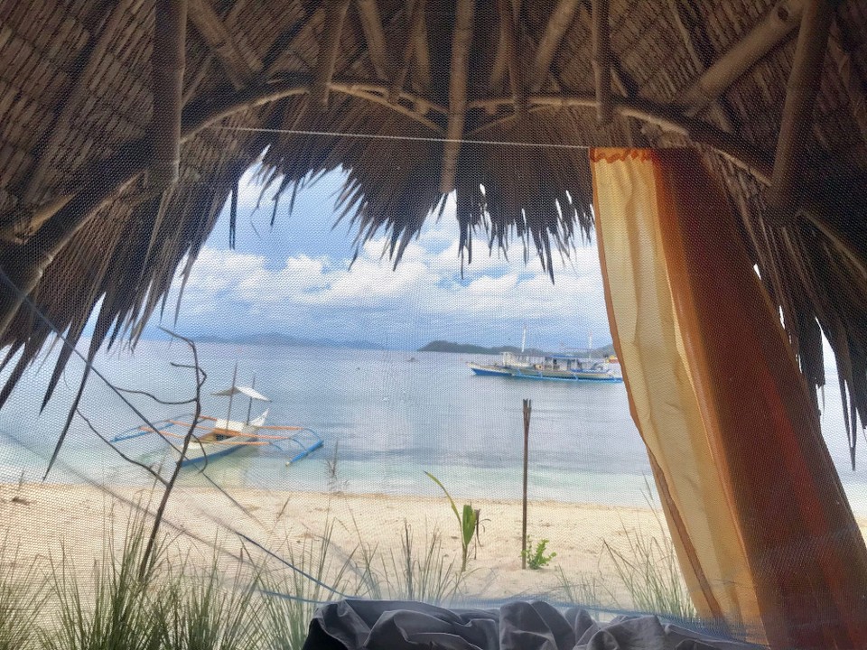 Philippines - El Nido - Ikke feil å våkne opp med denne utsikten. Det var bare å titte opp for å få med soloppgangen.