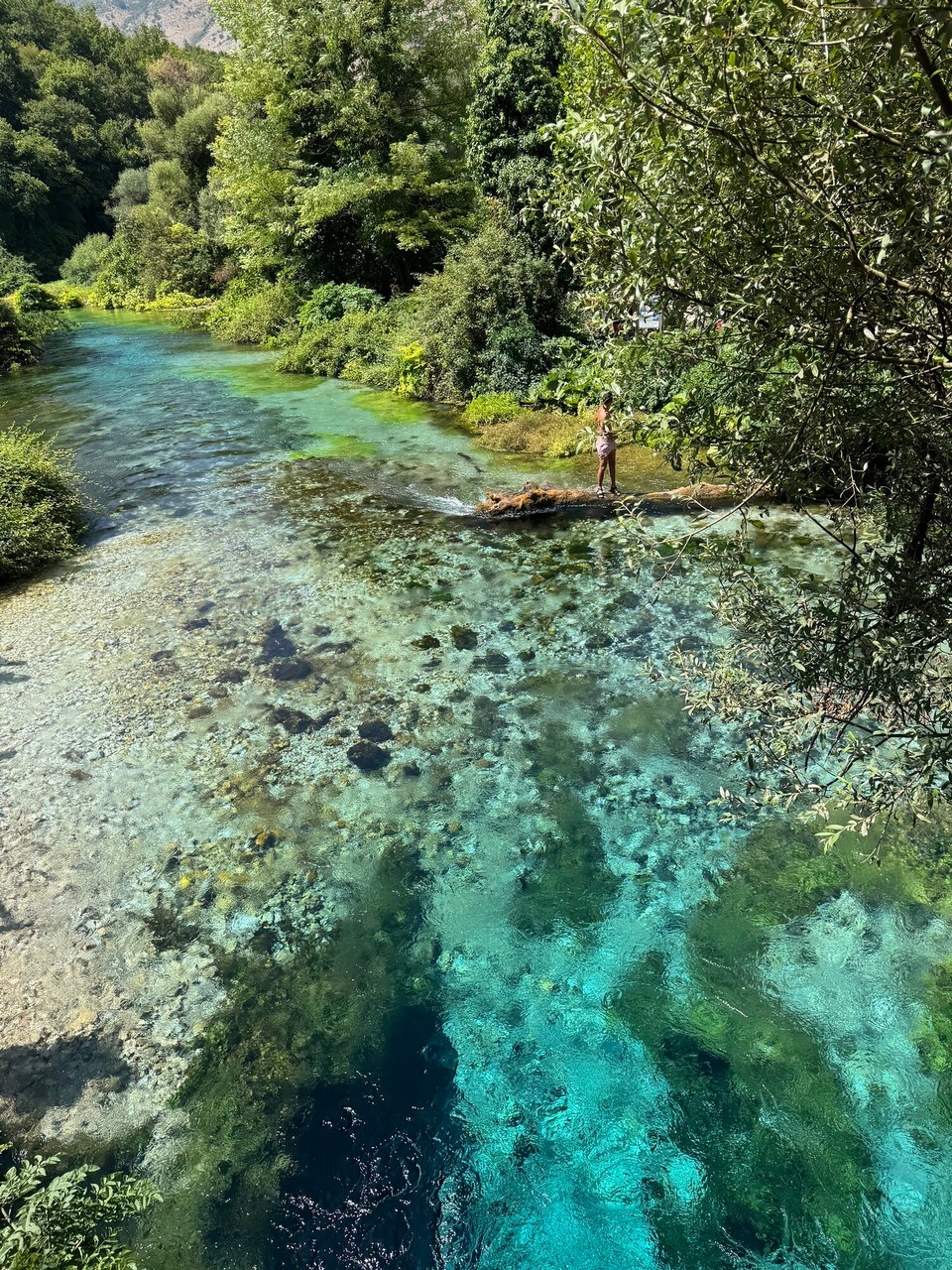 Albanien - Saranda - Dieses knapp 50 Meter tiefe Loch befindet sich in einem Fluss und zieht viele Besucher magisch an.Es ist schon bewundernswert was die Natur für kräftigen Farben hervorbringt.