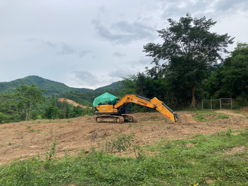 Laos - Ngoi - Am Nachmittag lauf ich am Fluss entlang - hier geht einiges an Bauarbeiten vor sich