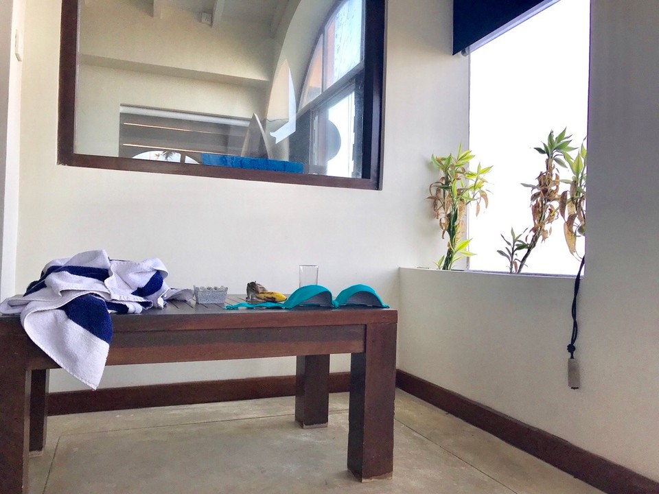 Sri Lanka - Unawatuna - Heute Morgen hat mich schon ein Streifenhörnchen am Balkon besucht. Es nascht von meiner 🍌 🙊