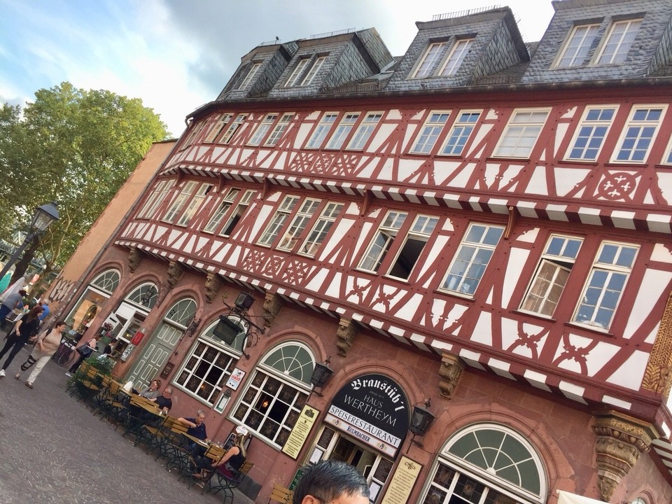 Deutschland - Frankfurt am Main - Dieses Fachwerkeckhaus in der Nähe des Mainufers, dem Zollhaus und Eisernen Steg wurde im Krieg nicht zerstört und ist noch im Original zu sehen.