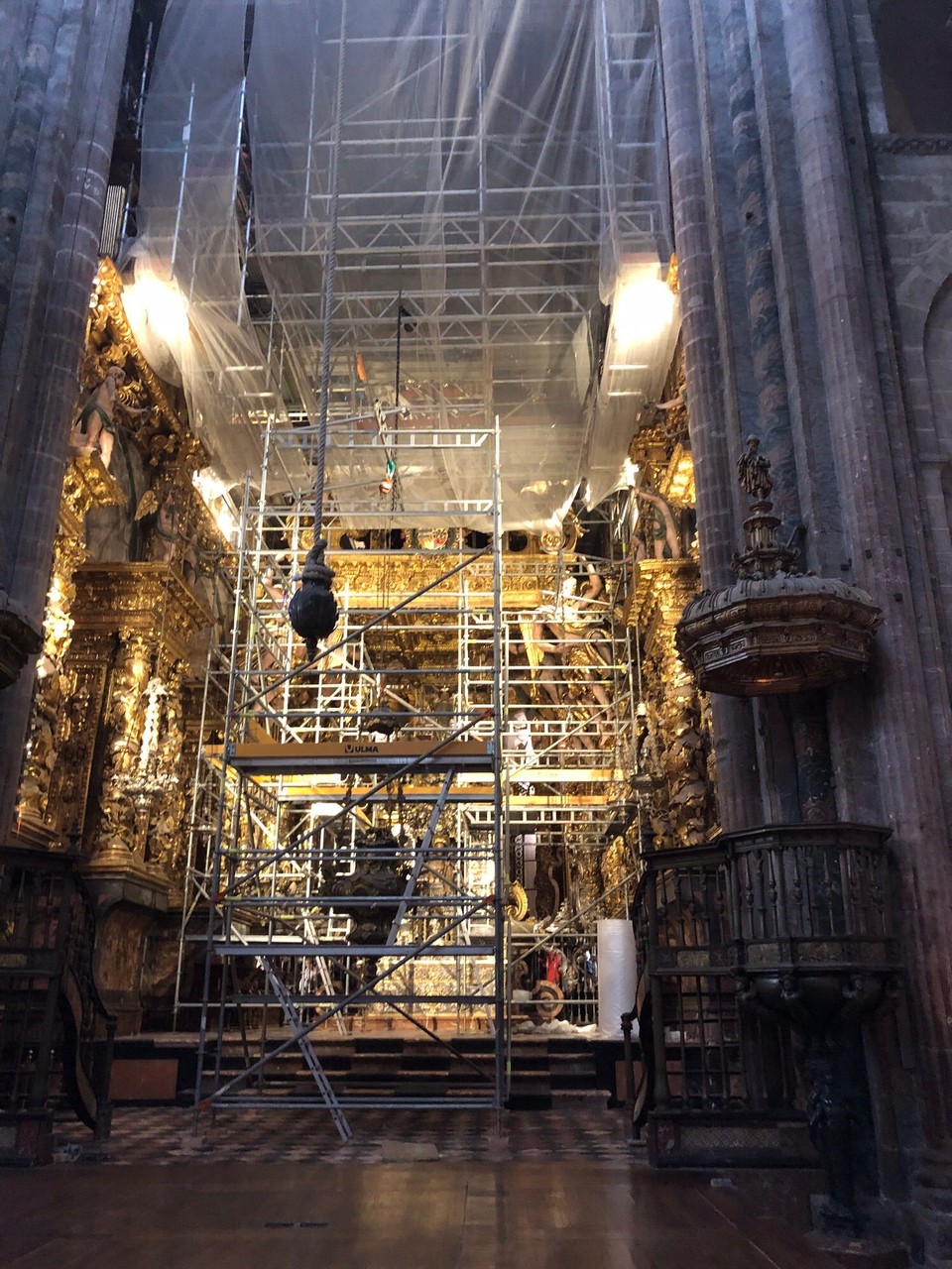 Spanien - Santiago de Compostela - Die Kathedrale ist leider eine Großbaustelle. Der Besuch lohnt sich auf Jahre nicht.