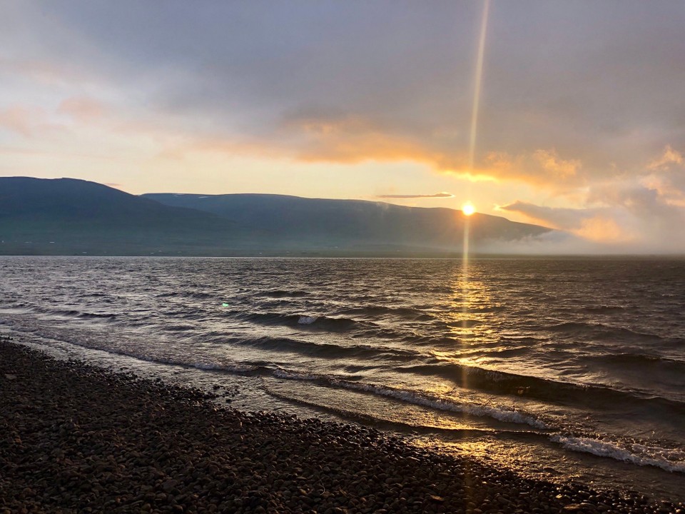 Island - Húnaþing vestra - Cool. Sonnenuntergang am Vesturhópsvatn.😍 Das hätte man so schön nie erwartet oder planen können.
