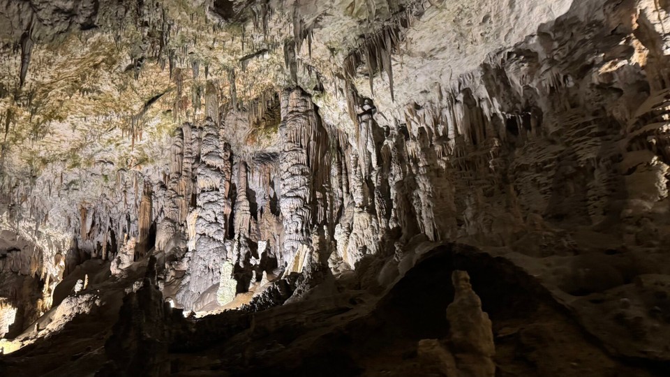 Kroatien - Rovinj - Die Höhle von Postojna, auch als Adelsberger Grotte bekannt, fasziniert mit ihrem unterirdischen Höhlensystem mit Tropfsteinen, Gängen, Galerien und Hallen jährlich über eine halbe Millionen Besucher. Sie ist eine der meist besuchtesten Höhle Europas. 