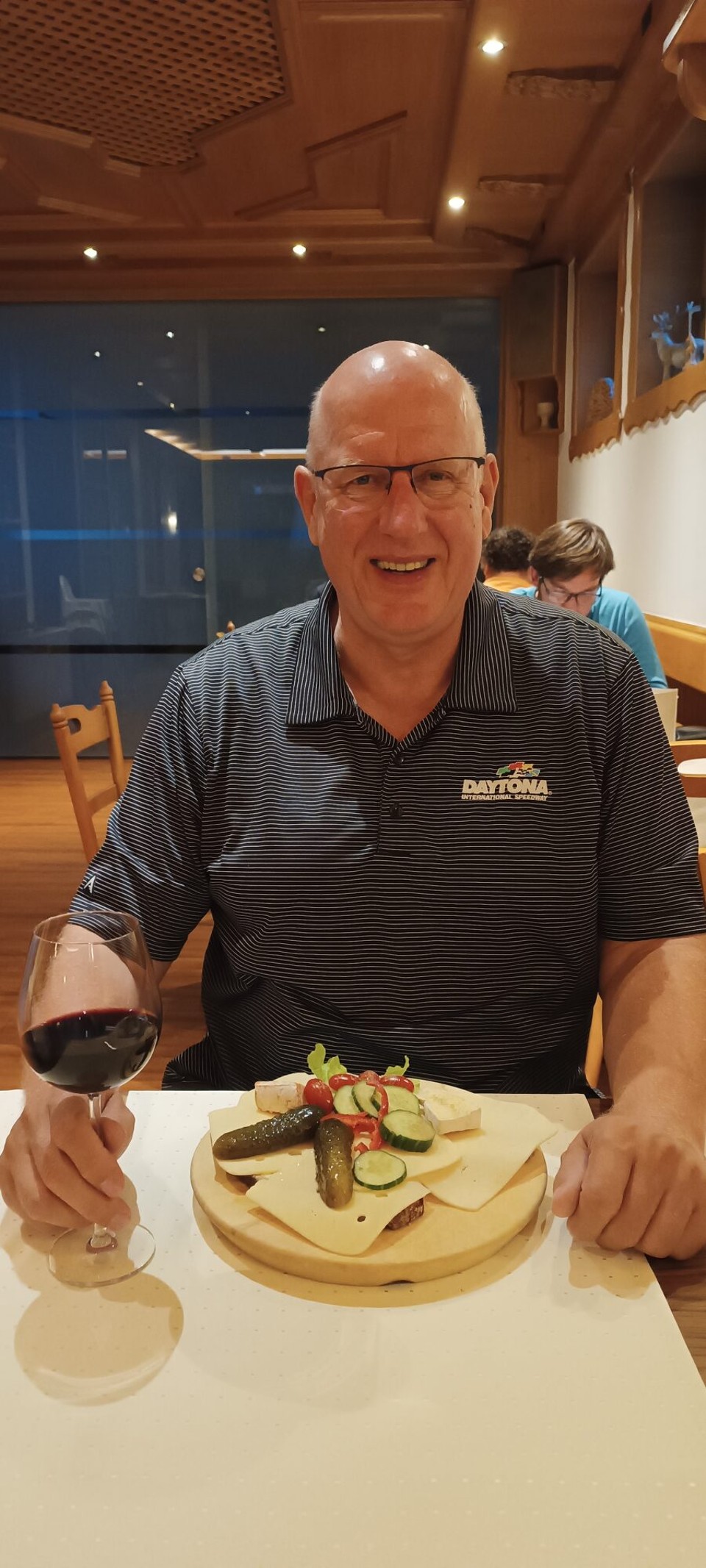 Deutschland - Auen - Die abendliche Brotzeit löst aber dann Freude aus bei Detlef 