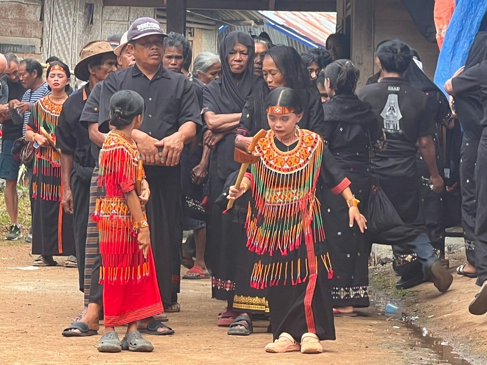Indonesien - North Toraja Regency - Angehörige eines jeden clan‘s machen dem Verstorbenen und dessen Hinterbliebenen ihre Aufwartung.
