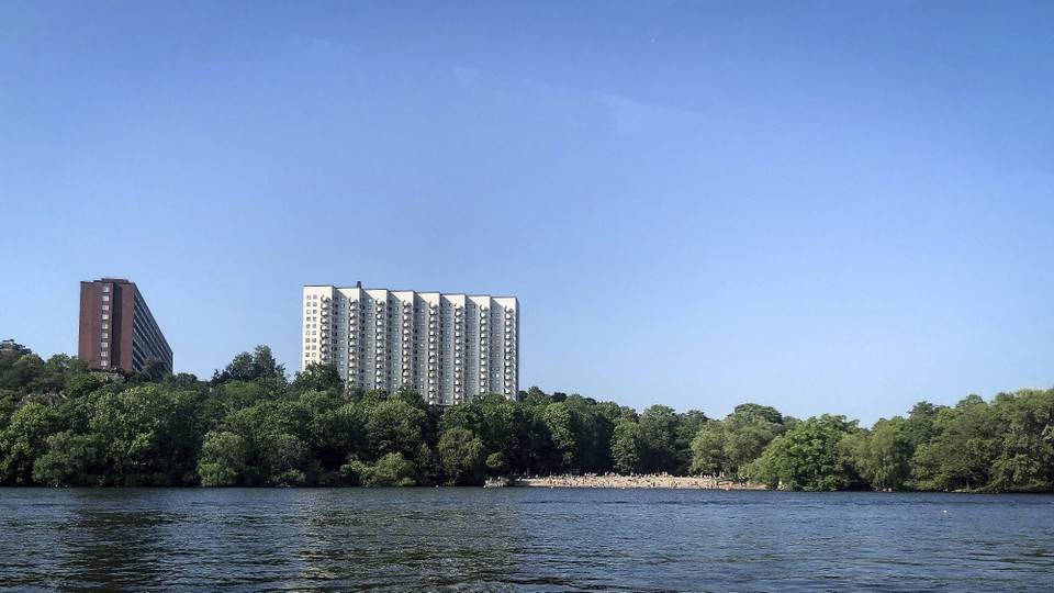 Schweden - Stockholm - Der Badestrand liegt direkt vor der Haustüre. Bei diesen Temperaturen bleibt kaum ein Plätzchen frei.