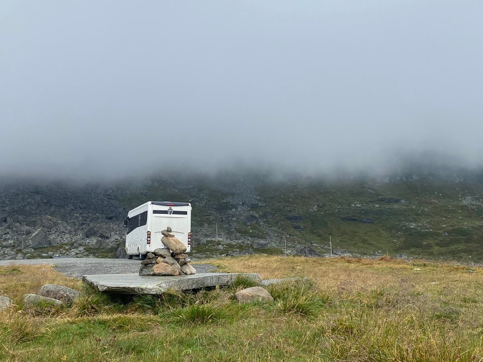 Norwegen - Geiranger - Es geht noch weiter hoch in die Berge - unglaublich - die unendliche Weite - Schnee - Nebel - Regen - und immer wieder tolle Eindrücke!! 