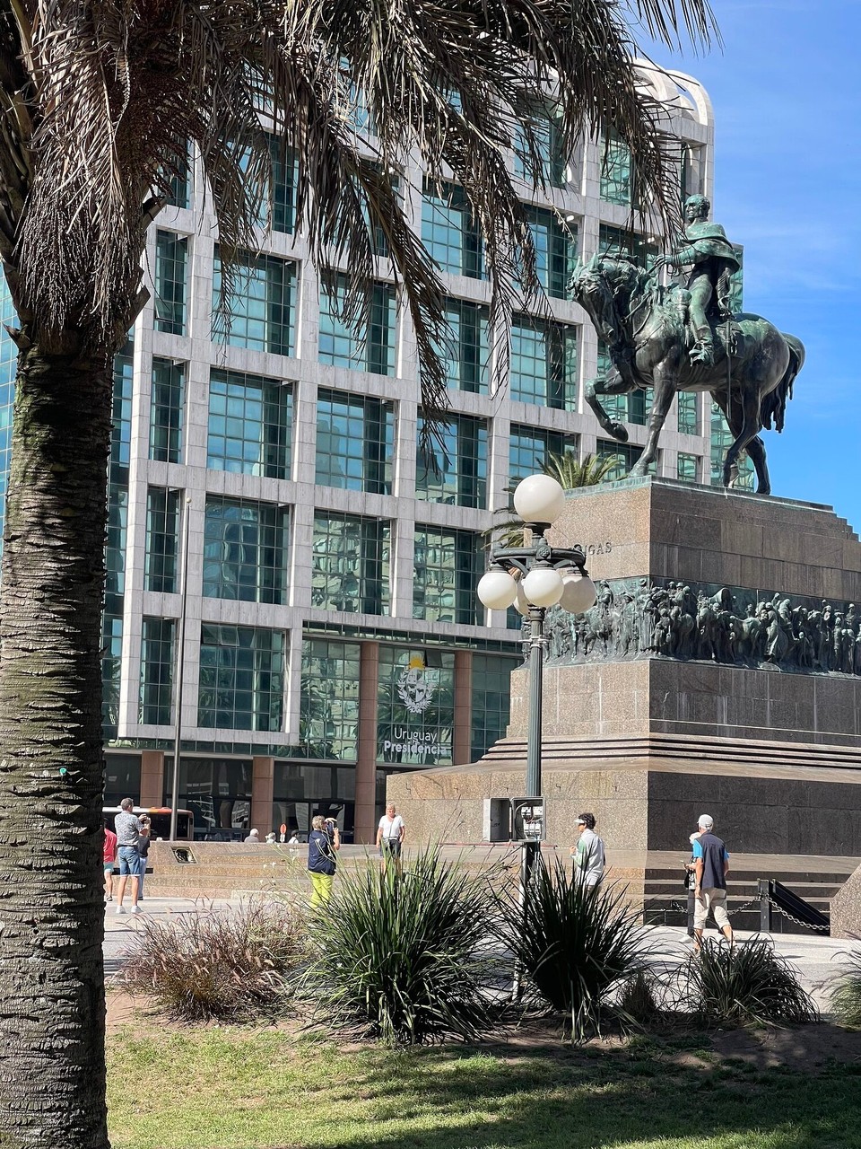 Uruguay - Montevideo - ... und Statue davor...