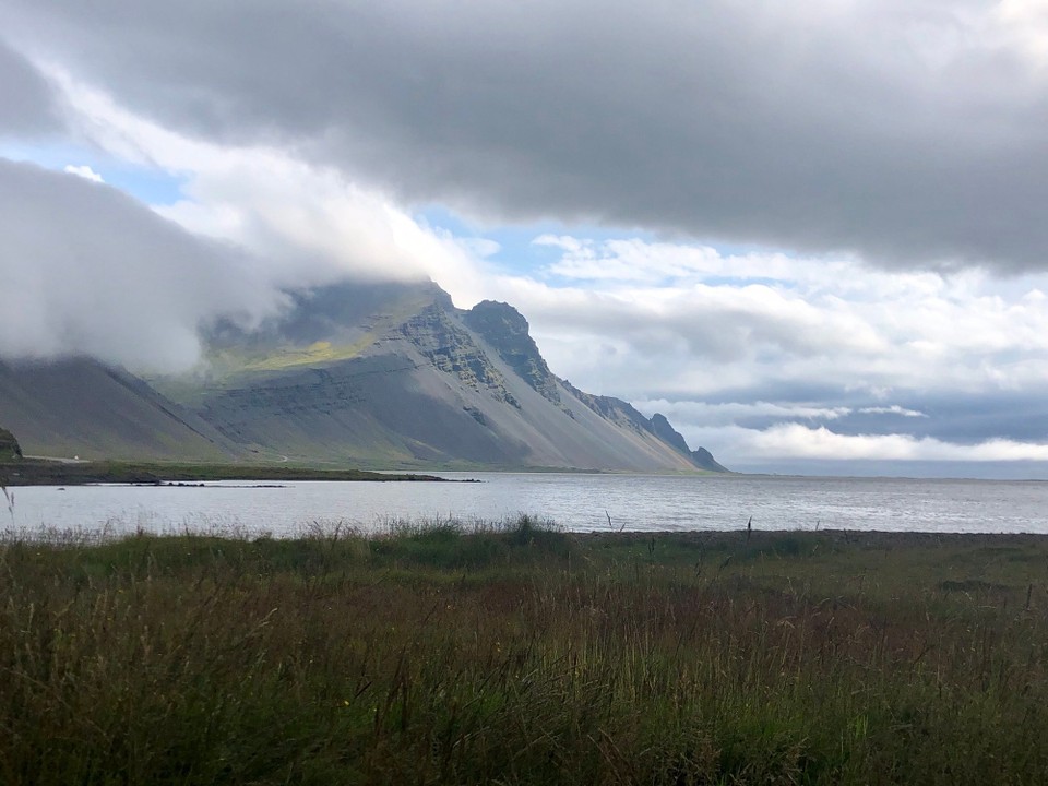 Island - Sveitarfélagið Hornafjörður - Schön, dass die Wolken heute so hoch sind... Ich überlege mehr und mehr, ob es sich nicht doch noch lohnen würde, heute einmal kurz zum Eystrahorn zu fahren... Das müsste doch heute auch besser zu sehen sein, oder?
