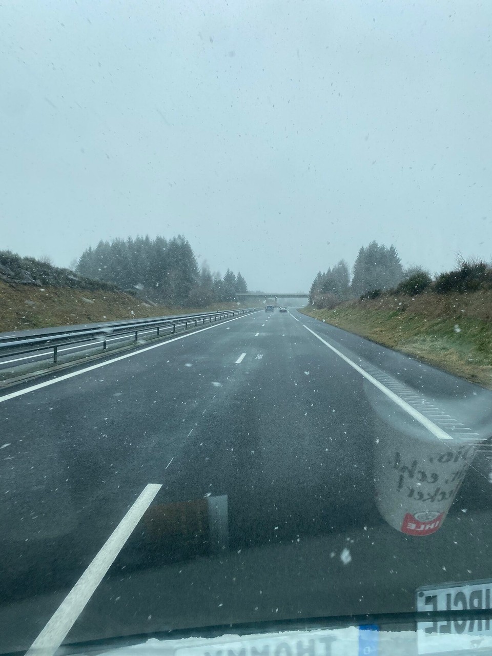 Frankreich - Saint-Angel - Es schneit zwar noch, aber die geschlossene Schneedecke ist plötzlich weg!