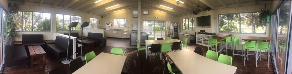  - Australia, Bonny Hills Caravan Park - Figyelem! Egy ekkora konyhához már lépésszámlálót is érdemes felvenni. :)