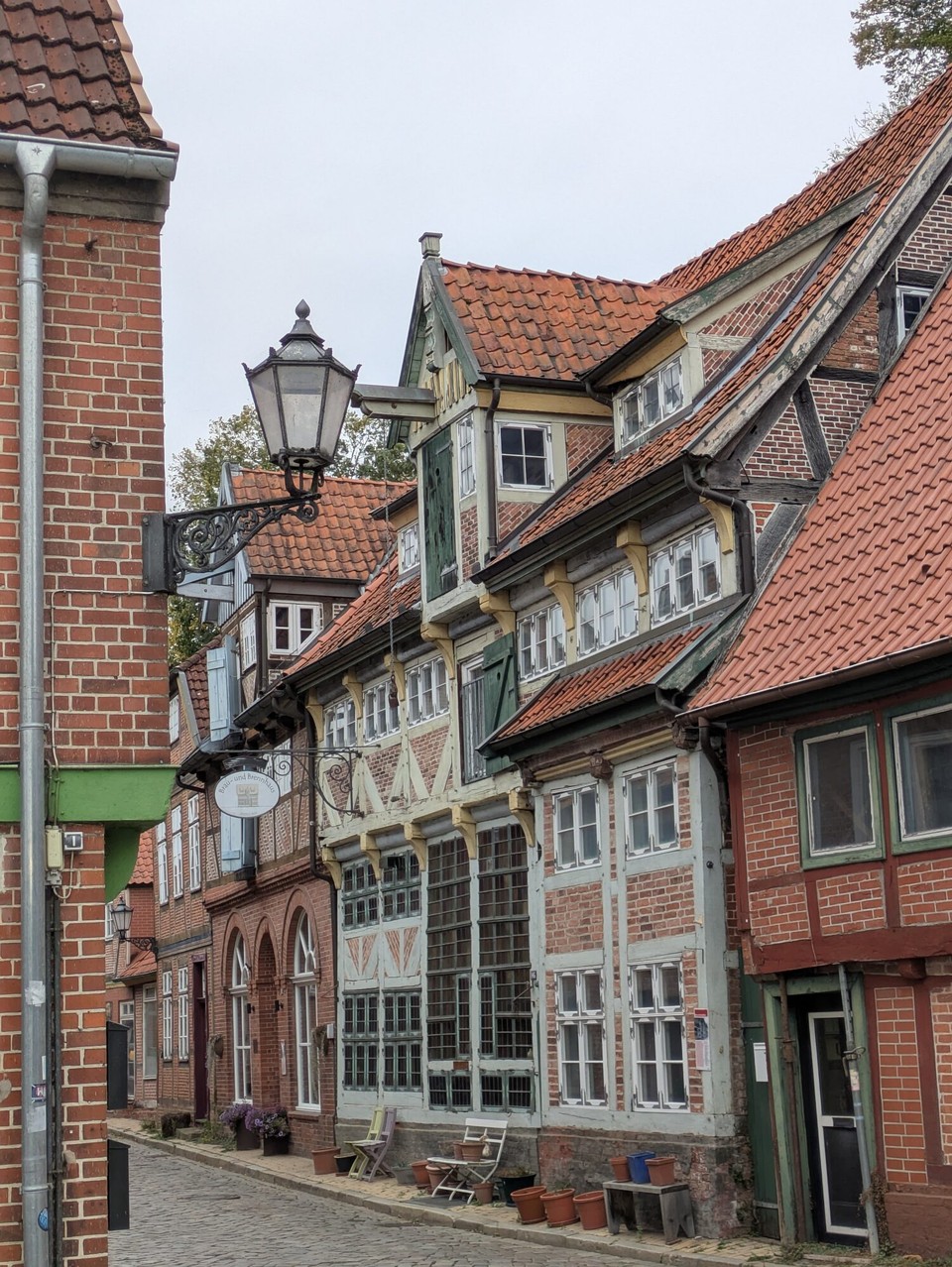 Deutschland - Lenzen (Elbe) - Wir sind einigermaßen entspannt gestartet, obwohl wir wussten, dass viele Kilometer vor uns liegen. Aber wir hatten ja auch den ganzen Tag Zeit. Einziges Vorhaben: Radln! Und ein bisschen Sachen anschauen. Hier Lauenburg. Sehr hübsch!