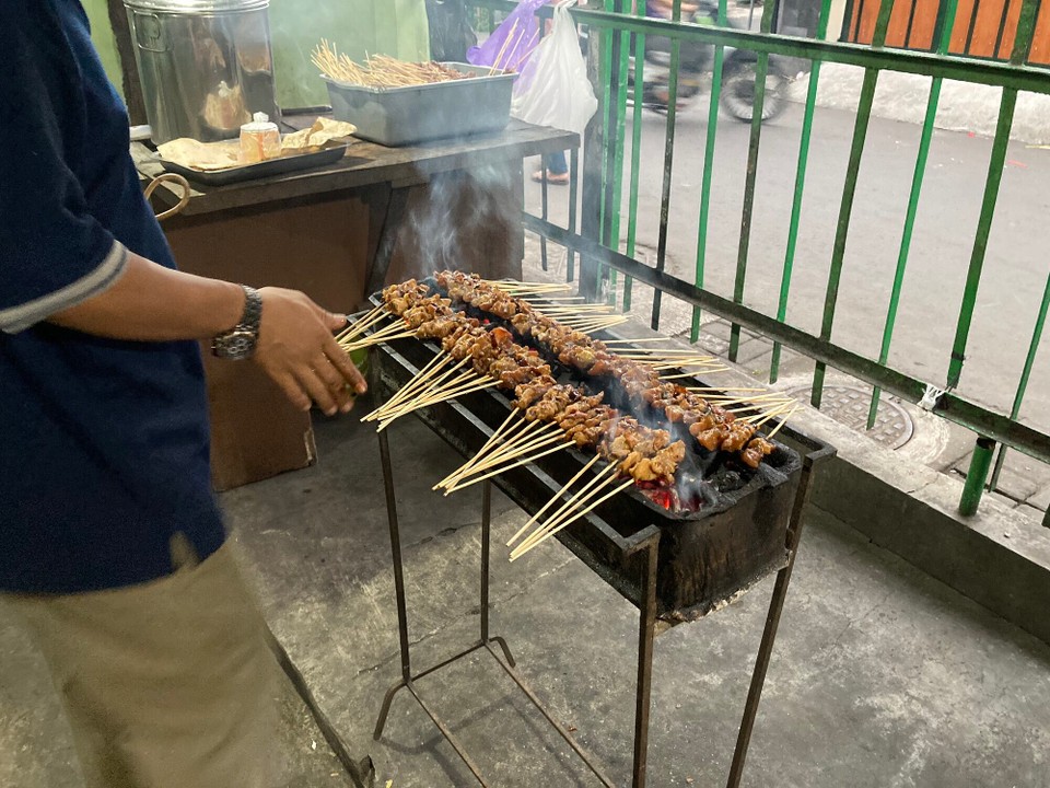 Indonesien - Yogyakarta - Erst gibt es Hähnchen am Spieß (Sate Ayam)