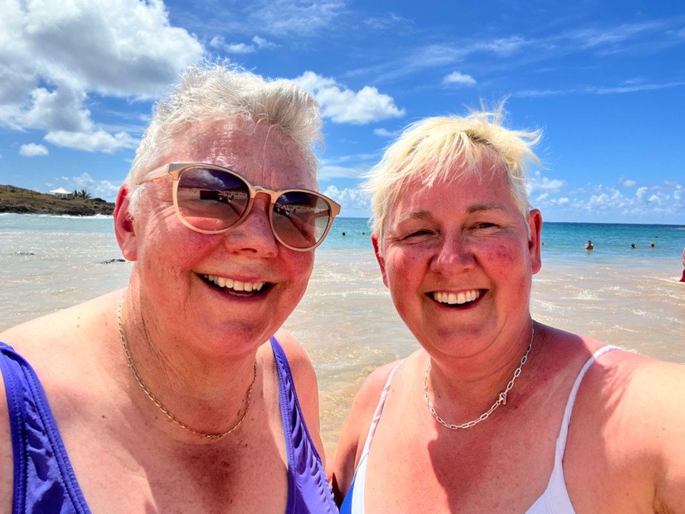 Chile - Easter Island - Bathing beauties 🤣