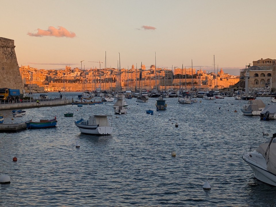 Malta - Dingli - Wir wollten früh zu den Dingli Cliffs aufbrechen, aber wegen dem abgefahrenen Außenspiegel müssen wir erst am Flughafen das Auto tauschen.