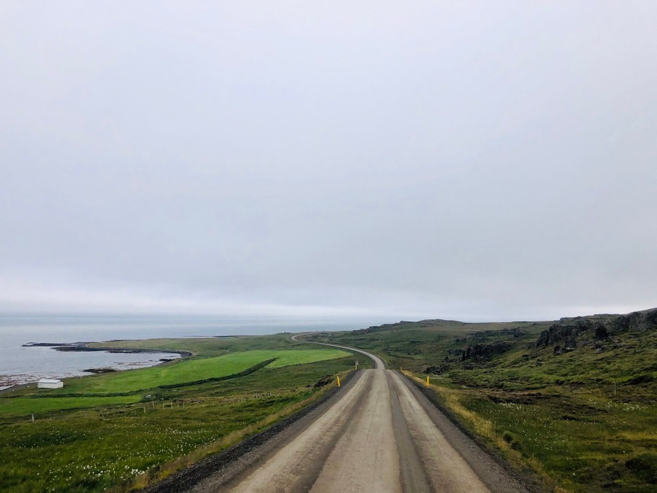 Island - Húnaþing vestra - Blick auf den Hrútafjörður. Langsam sind wir in der Wolkenfront angekommen.