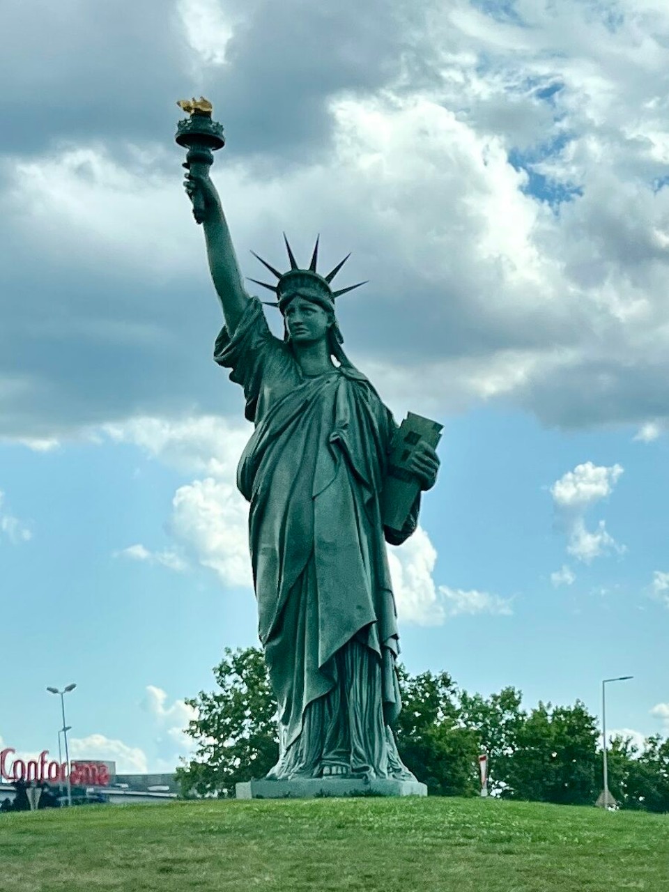 Frankreich - Colmar - Hier ist das Original vom Künstler in Colmar für New York entworfen worden, steht hier am Kreisel Ortseingang!