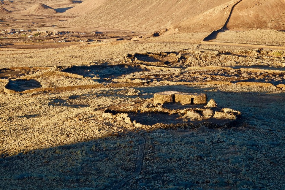 Spanien - La Oliva - Wofür die Mauern und die steinernen Gebäude sind, konnten wir nicht herausfinden. 