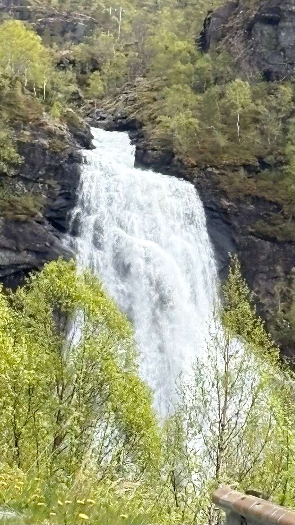 Norwegen - Eidfjord - Einer der vielen Wasserfälle 