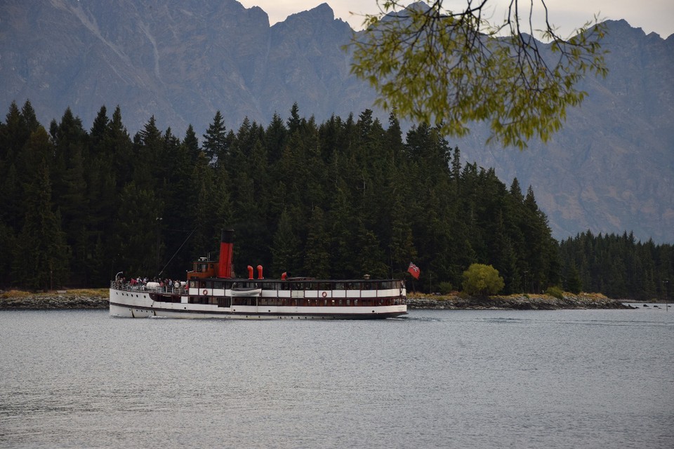 Neuseeland - Queenstown - Die "Earnslaw" - ein 1912 erbauter kohlebefeuerter Passagierdampfer, der noch immer auf dem Lake Wakatipu in Queenstwon unterwegs ist