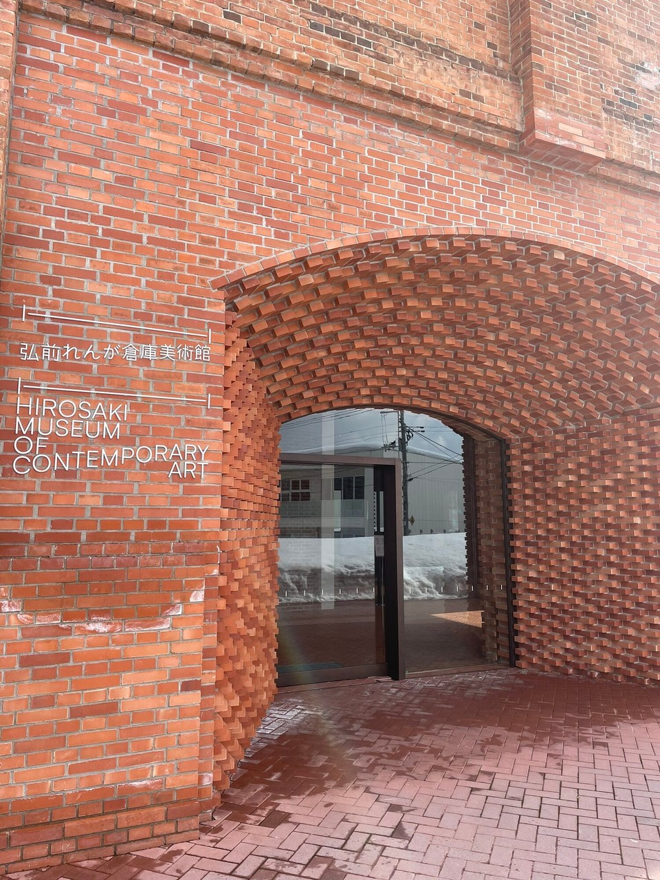 Japan - Hirosaki - Ab is Museum, en bekannte Künstler chunnt ebe au vo do (Yoshitomo Nara heisst er)