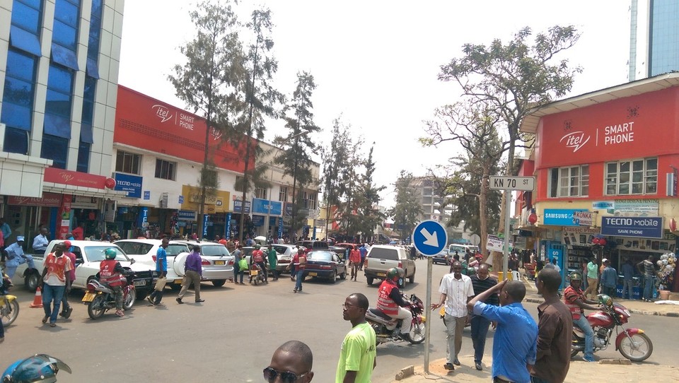 Ruanda - Kigali - Andere sind in die Stadt gegangen.