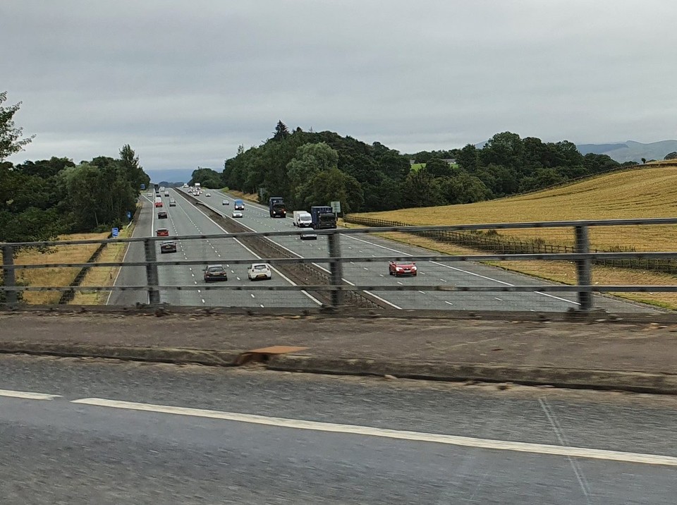 Vereinigtes Königreich - Glasgow - Gemütlich mit 70 Meilen pro Stunde auf 3 Spuren.
