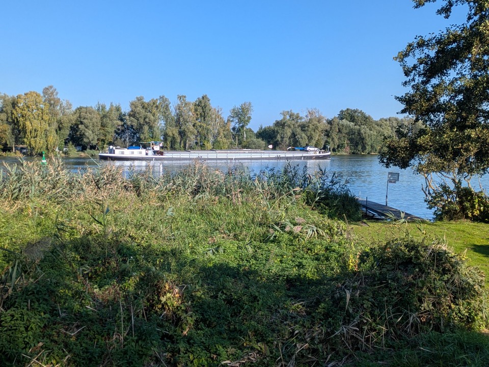 Deutschland - Berlin - Hier der erste Blick des Tages auf den Hauptstrom. Merkt euch das Schiff.