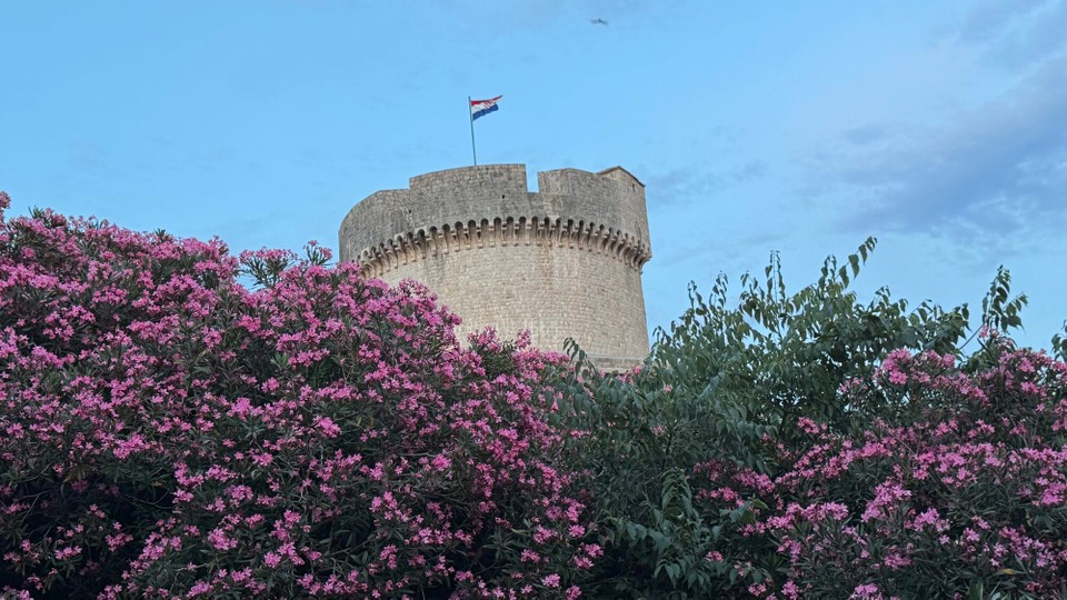 Kroatien - Dubrovnik - Minčeta-Festung aus dem 14 Jh. an der Spitze der Altstadt.
Diente in Game of Thrones als Kulisse für das „Haus der Unsterblichen“ (House of the Undying) in Qarth. der markante, runde Wehrturm war der Schauplatz, an dem Daenerys Targaryen nach ihrem gestohlenen Drachen sucht.