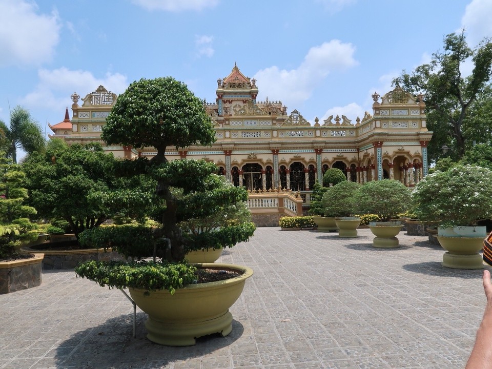 Vietnam - Ho-Chi-Minh Stadt - Ganz schöner Palast... gesäumt von vielen Bonsais...