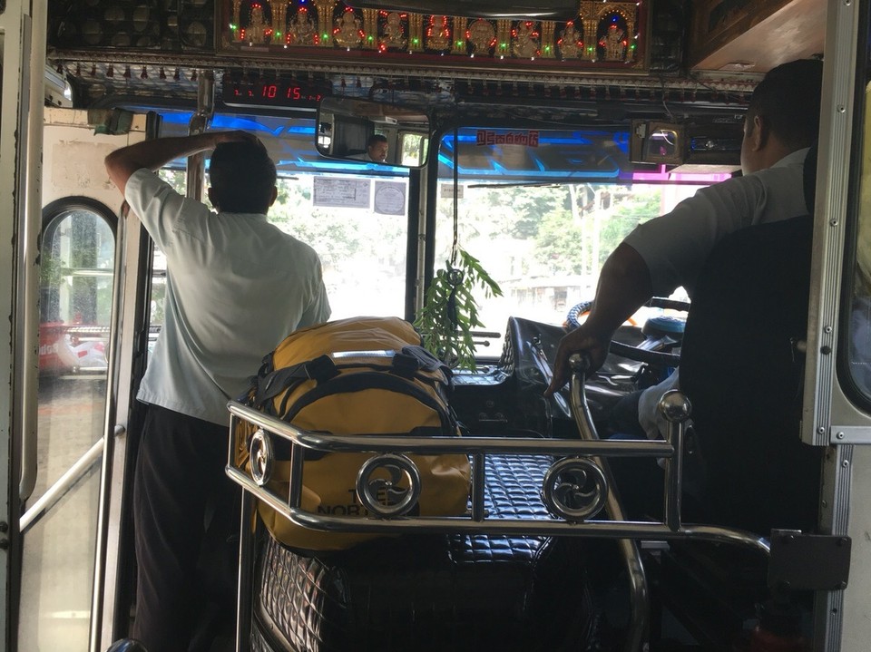 Sri Lanka - Kandy - Immer noch geschädigt von der Sonne, entscheide ich mich am Abend vorher die berühmte Zugfahrt durch das Bergland auszuprobieren. Ein Tag ohne viel Sonne wird mir sicher gut tun. Früh morgens breche ich also von Dambulla auf nach Kandy. Laut meinem Gastgeber startet dort der Zug um 11.10 Uhr Richtung Budalla.