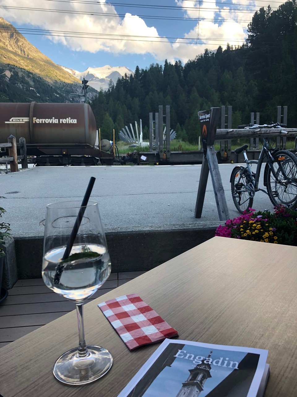 Schweiz - Pontresina - .Ein Hugo o.A....auf der Terrasse 😁🙋‍♀️🙋‍♂️