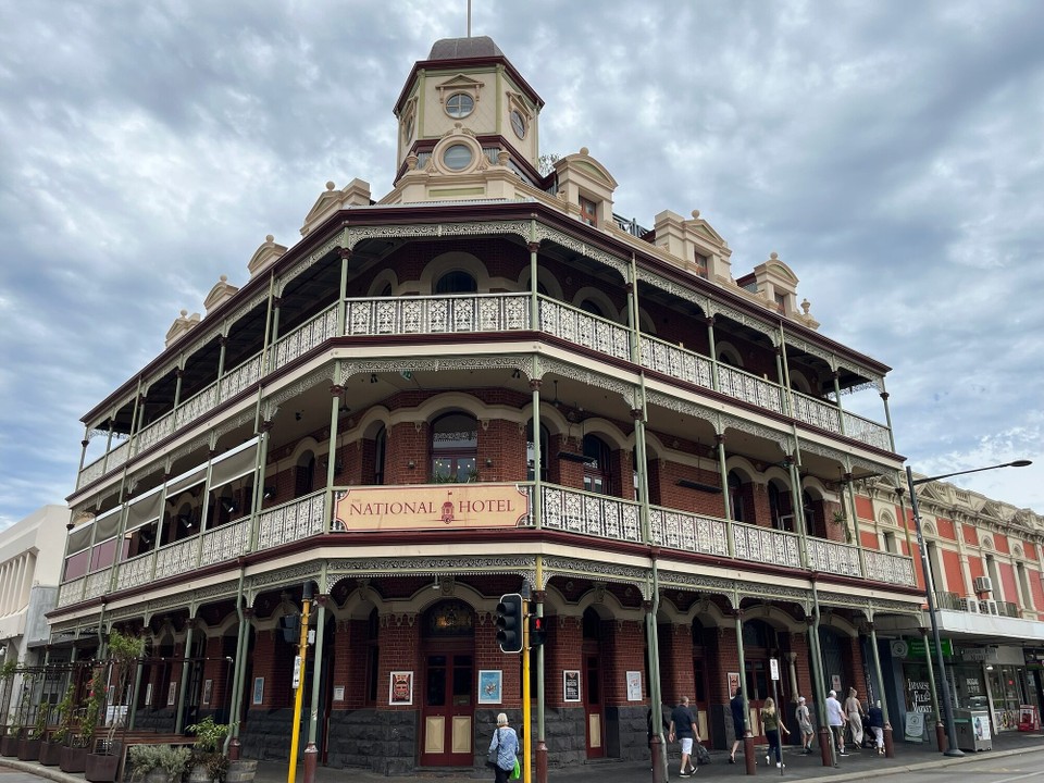 Australien - Fremantle - Und durch die Stadt mit den aufwändig gestalteten Fassaden…
